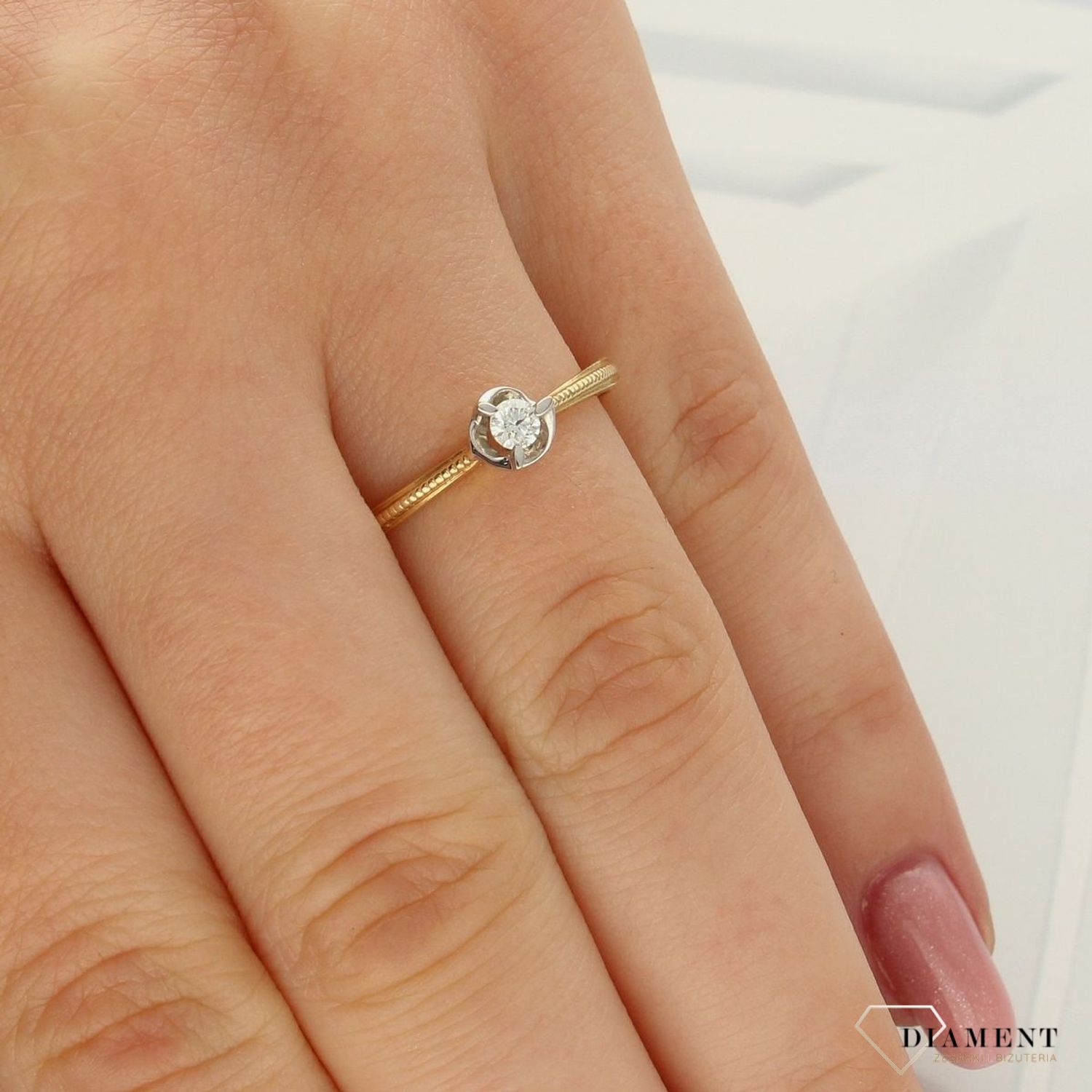 Elegancki złoty pierścionek Wieczna Miłość z diamentem 0,95 ct, barwa H, czystość SI, trzy ramiona z białego złota. Idealny na zaręczyny lub prezent z certyfikatem autentyczności.11.jpg